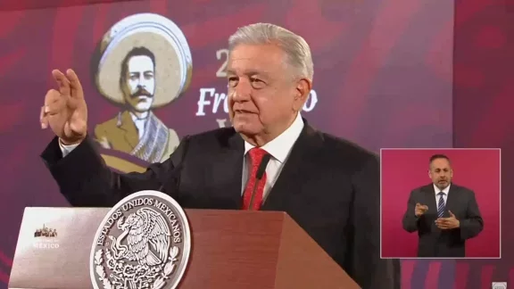 López Obrador exhibe excesos en clausura de Librería Sándor Márai